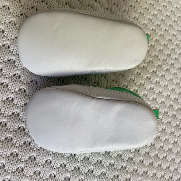 Brand new green triceratops dinosaur baby shoes - Picture 3 of 3